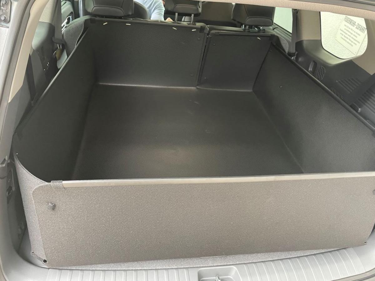 Kofferraumschutz KIA EV9. Selbststehend ohne Klett oder Schraubenbefestigung. Extraklasse für Hundetransport